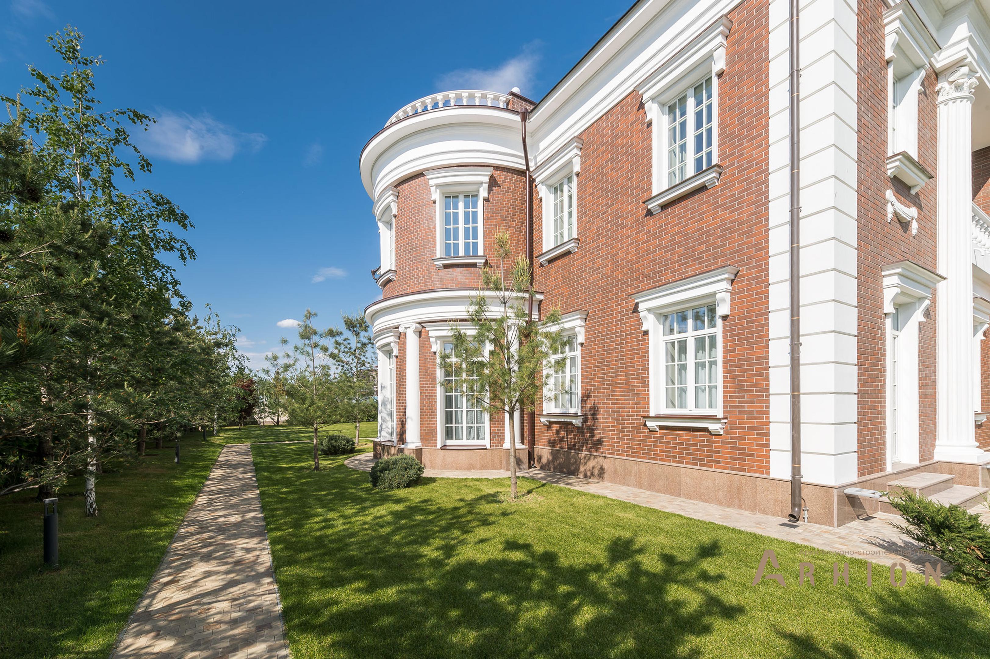 9. Проект трехэтажного дома в классическом стиле с многоскатной кровлей, gk-01, площадью - 1200 кв c сауной, терассой, эркером, вторым светом